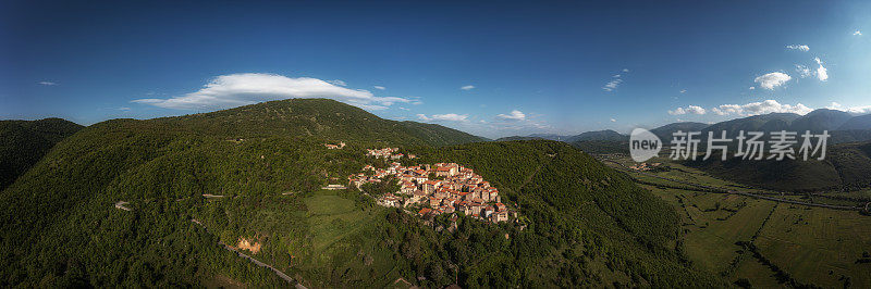 意大利翁布里亚阿布鲁佐地区Magliano di Marsi村的鸟瞰图